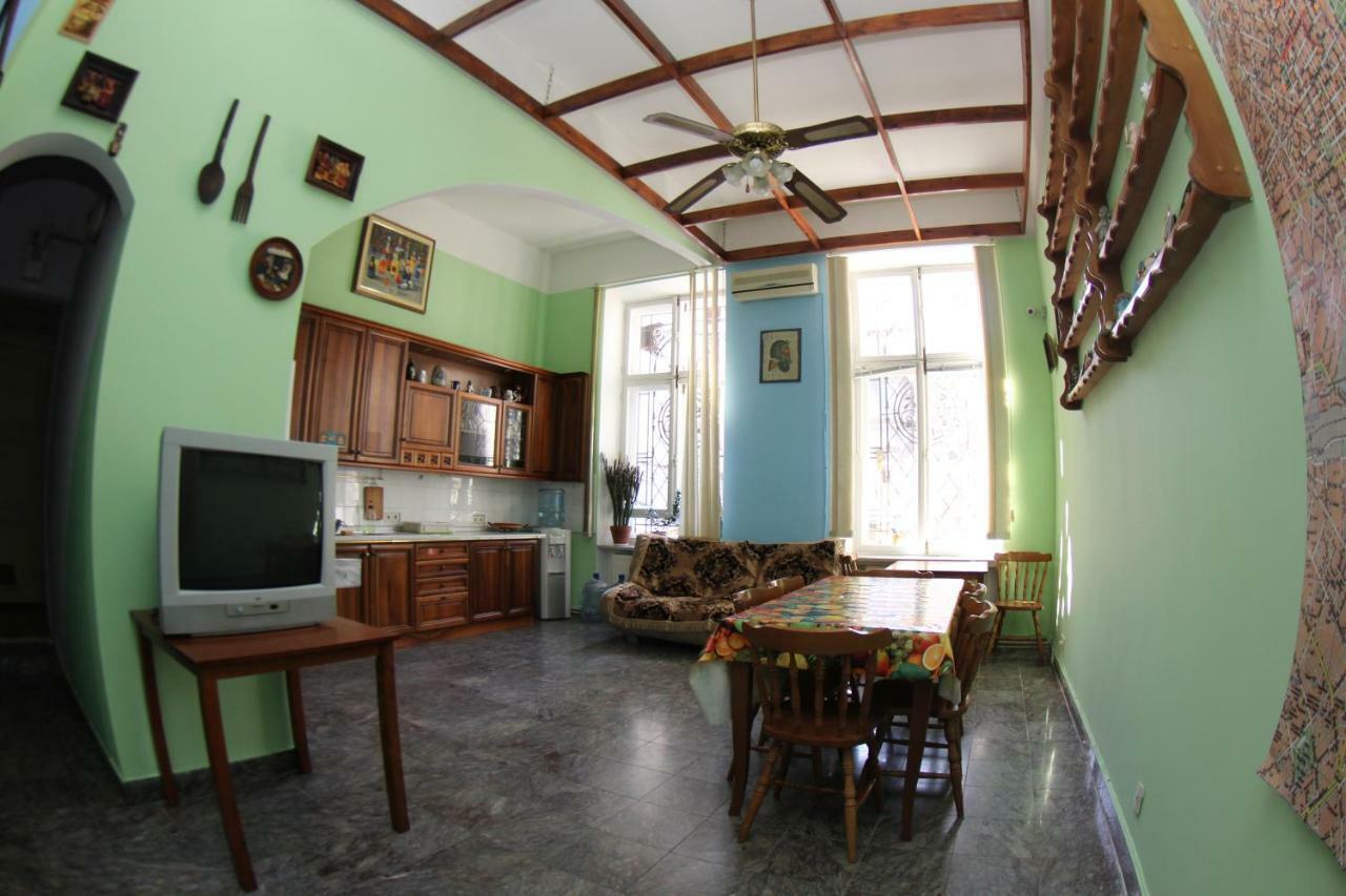Orpheus Hostel&Apartments Odessa Buitenkant foto